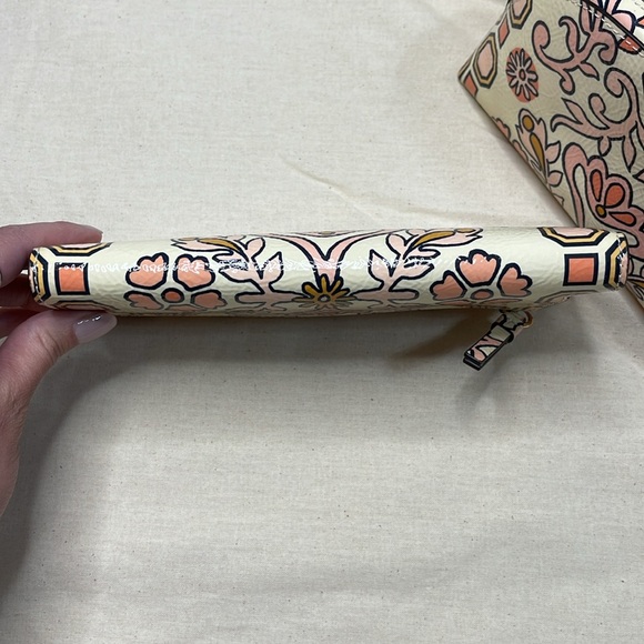 Tory Burch Hicks Garden collection cosmetic bag & continental wallet combo - Picture 16 of 17